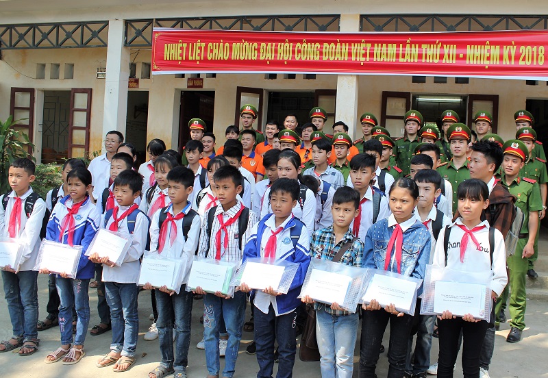 Đoàn trao quà tặng học sinh Trường THCS Cẩm Sơn